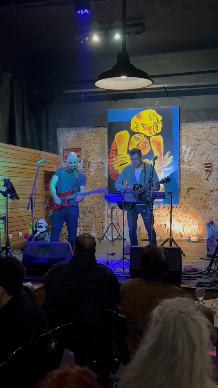 ModoAvión en vivo con luz violeta en Cantina del Juglar