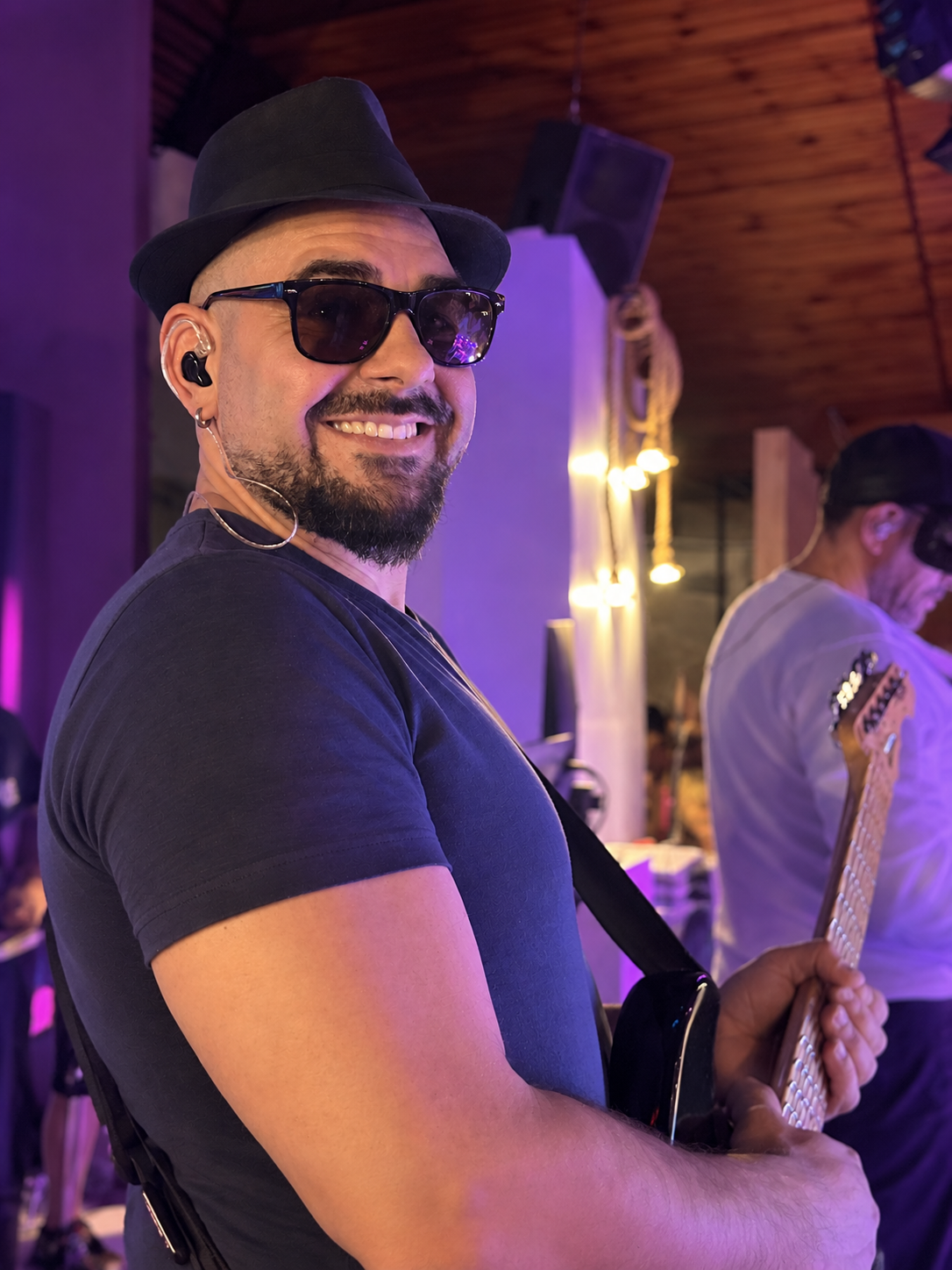 Carlos Best sonriendo durante el show