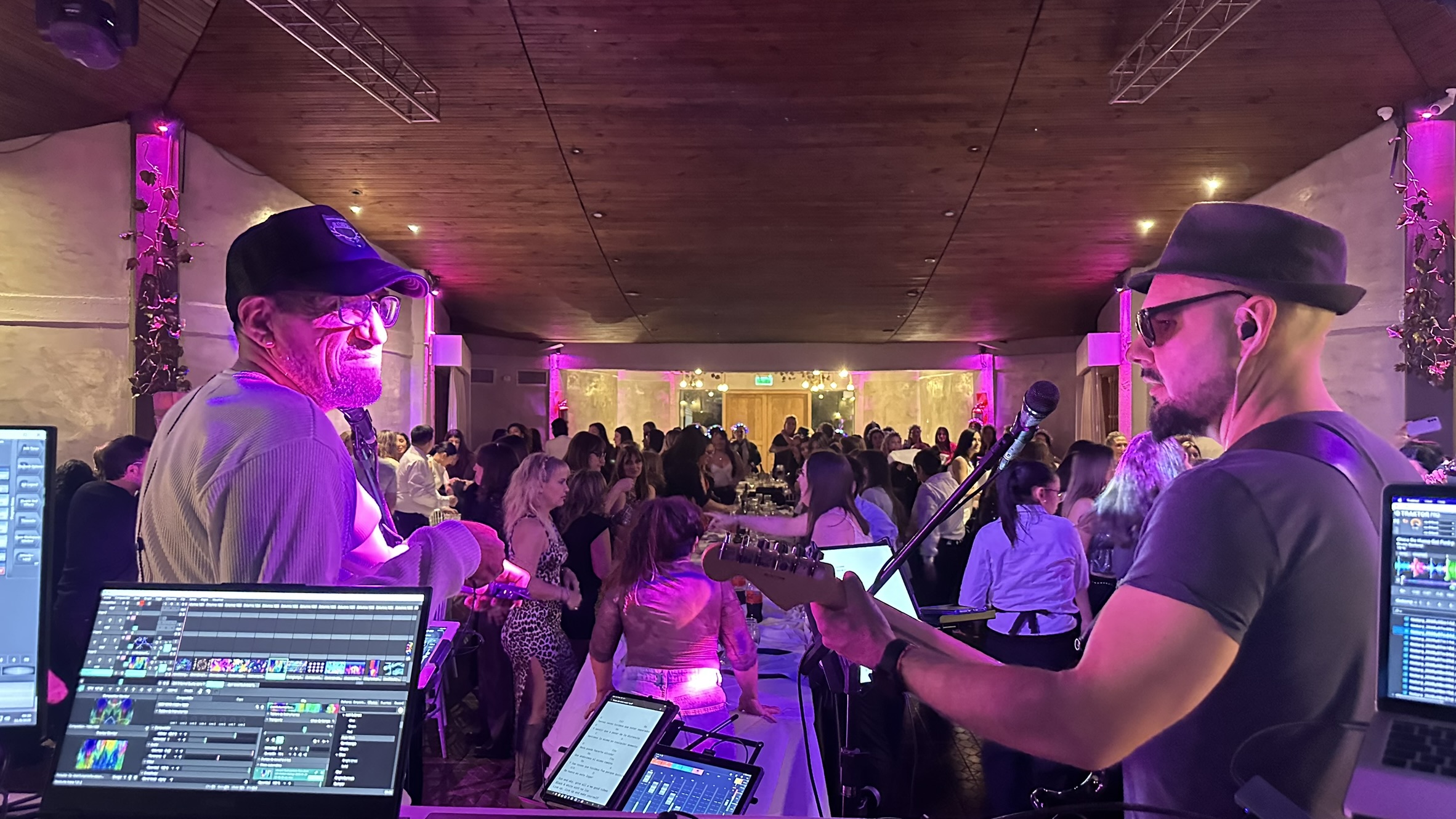 ModoAvión tocando en vivo en La Juana Meeting Point, con la pista llena