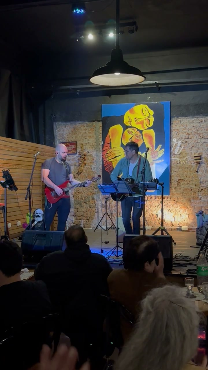 ModoAvión tocando en un bar, formato reducido, mural de fondo